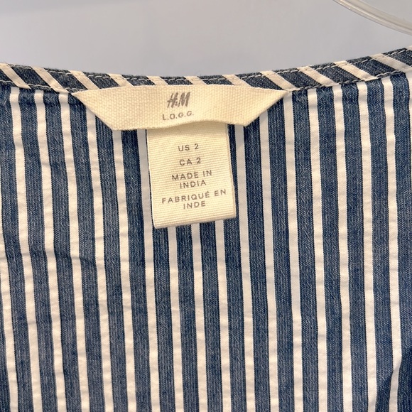 💙 H&M Blue & White Striped V-Neck Top in Size 2 🛥️ - Picture 3 of 6